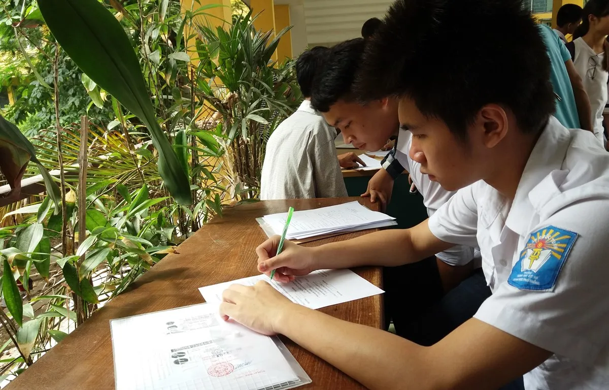 Thí sinh làm hồ sơ xét tuyển vào Đại học Bách khoa Hà Nội. (Ảnh: PM/Vietnam+)